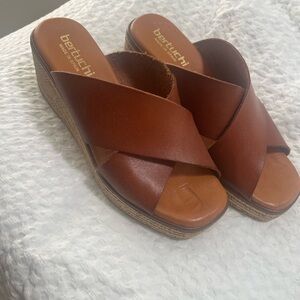 Bertuchi Women's Tan Leather Wedge Sandals
